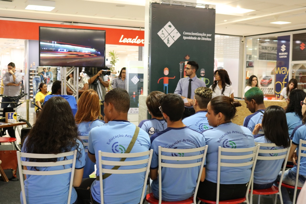 Semana Nacional de Trânsito: grupo Cones apresenta peça no Shopping Riomar - SMTT Aracaju